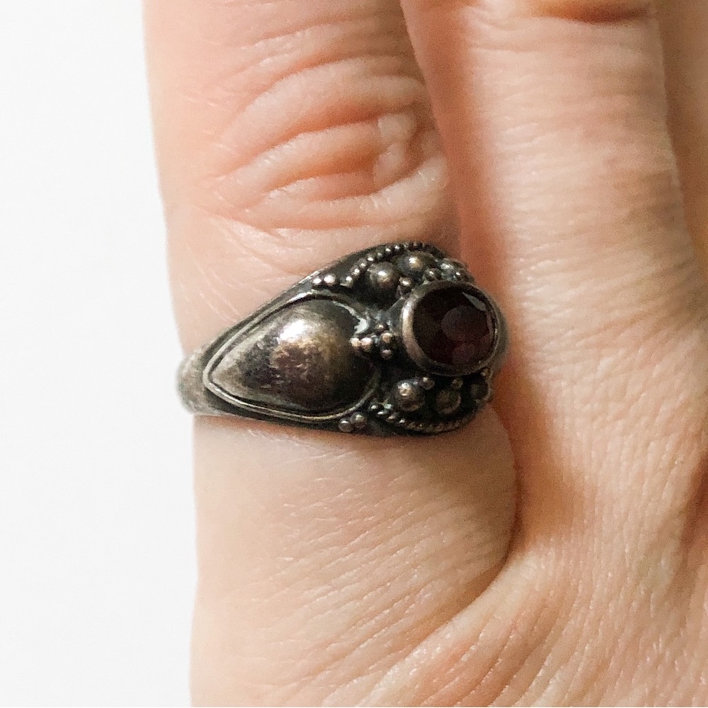 Vintage silver metal (sterling?) & faceted red stone (garnet?) ring sz 5.5-5.75 - Picture 4 of 14